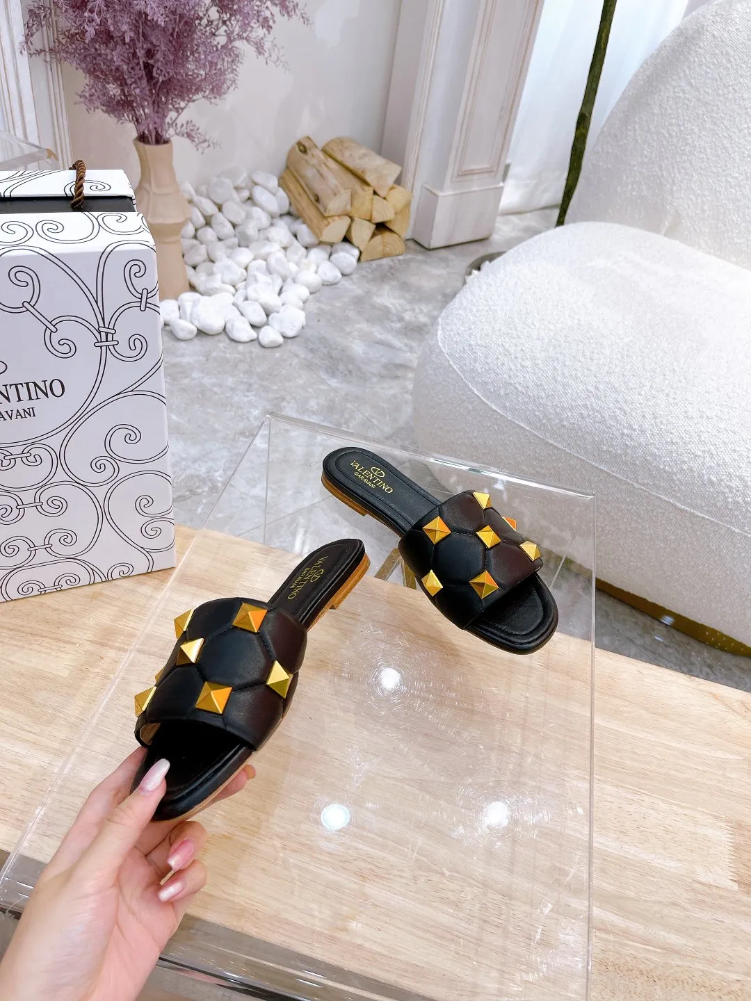 👟👟Ex-factory price 380👟👟 Genuine leather sole +40 Valentino.Valentino👑👑Rivets The latest series of the slippers counter, the highest version, perfect details, a very eye-catching catwalk series launched [strong][strong] V's popular rivet elements, luxurious and gorgeous! Various colors can be matched with beautiful clothes in spring and summer. There are many choices🎉🎉Exquisite and durable. It is copied at 1:1 of the original product. The upper foot is very pedicure-like. The key point is that it is very good and easy to control. It does not grind the feet and does not tire the feet. It is a walking artifact. The last shape is completely compared to the counter. The details are perfect. Without the original version, it would not be so exquisite! (Note! The heel shape and height are exclusively molded according to the original version, and are not randomly substituted by the market🐂) The color and texture of the fasteners are consistent with the original version! Fabric: Sheepskin Lining: Sheepskin lining 5 colors: off-white, black, bare, burgundy, pink Size: 34 to 41 (34, 40, 41, custom-made, non-refundable and non-exchangeable) Heel height: flat rubber bottom: genuine leather bottom: